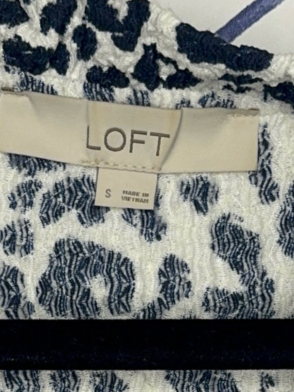 Loft Crinkle Gauze Puff Sleeve V-Neck Blouse Navy white size small - Picture 4 of 6